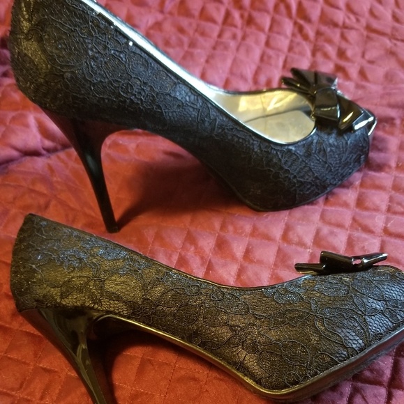 Beautiful black lace/paten heels size 8M - Picture 1 of 4